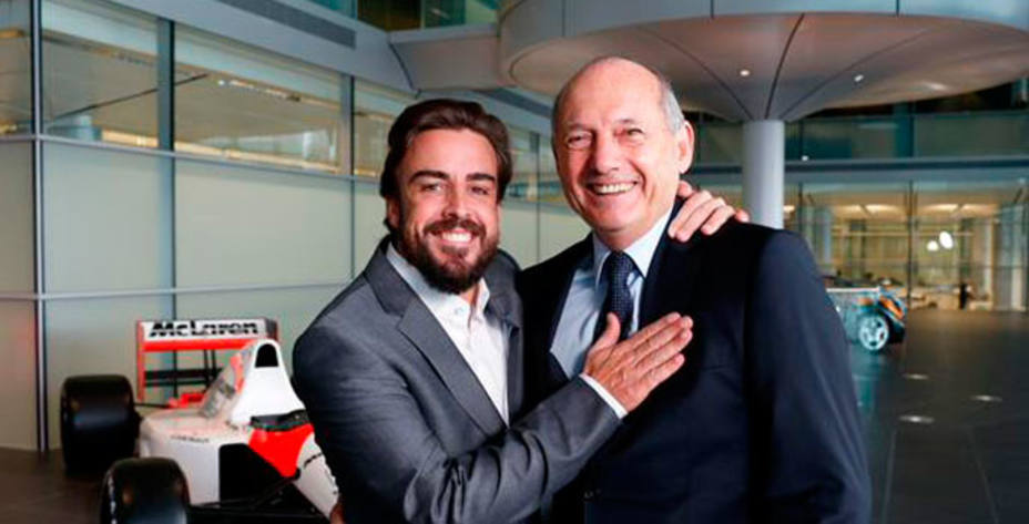 Alonso posa junto a Ron Dennis en su presentación como piloto de McLaren.