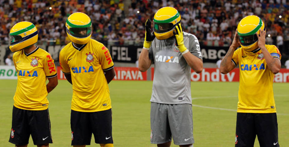 Los jugadores del Corinthians posan con cascos en homenaje a Senna. Reuters.