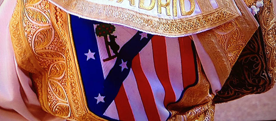 Gonzalo Caballero luciendo un capote de paseo con el escudo del Atleti. C+TOROS