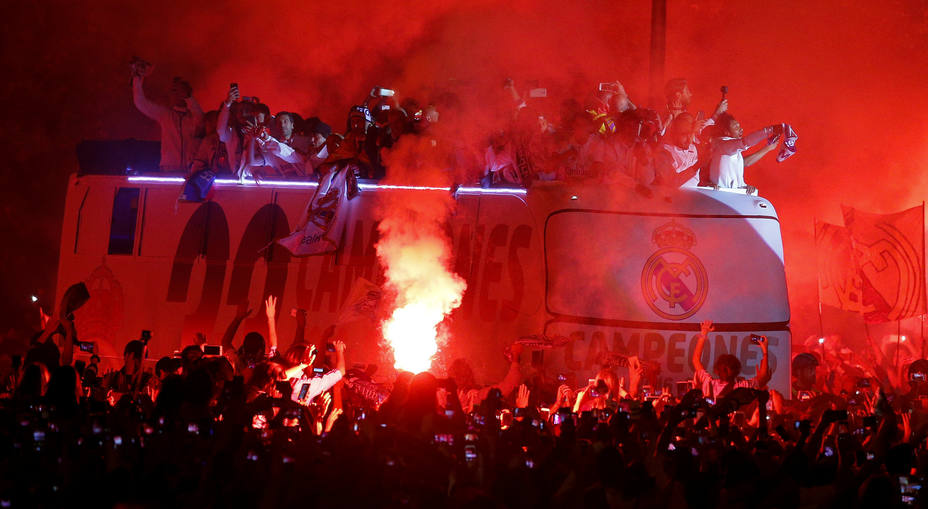 Los jugadores del Real Madrid celebrando el título liguero número 33 en Cibeles