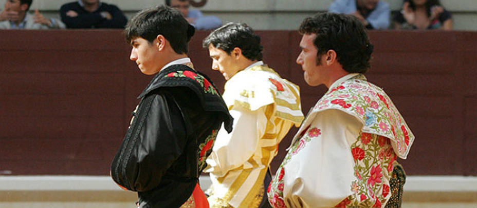 Ángel Olmo, Filiberto Martínez y Álvaro Lorenzo, en su paseíllo en Illescas (Toledo)