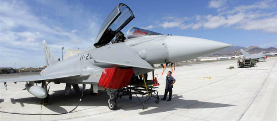 Unos mecánicos revisan un Eurofighter 2000 del Ejército del Aire español. EFE