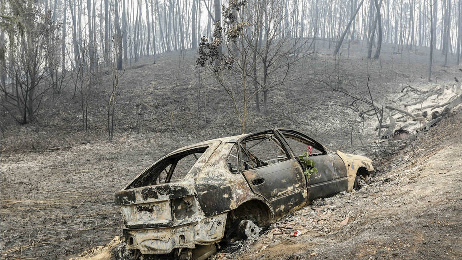 Un vehículo destrozado por el fuego en Nodeirinho, cerca de Pedrógão Grande (Portugal)