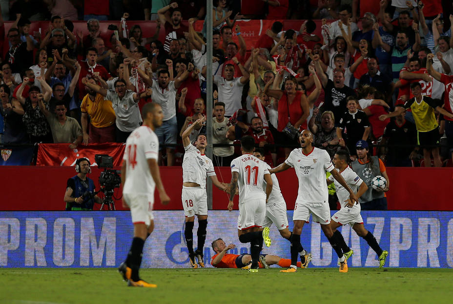 El Sevilla celebra uno de los goles marcados al Basaksehir (Reuters)