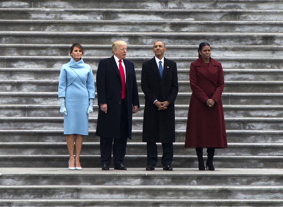 Los Trump y los Obama posan durante la inauguración