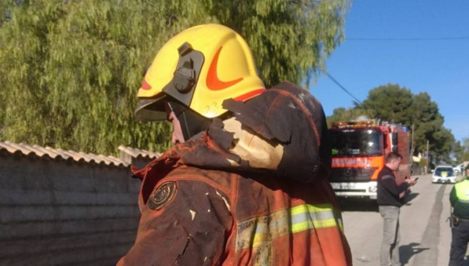 Unos de los bomberos que ha trabajado en la extinción del incendio en una casa de Ontiyent. Consorcio de Bomberos