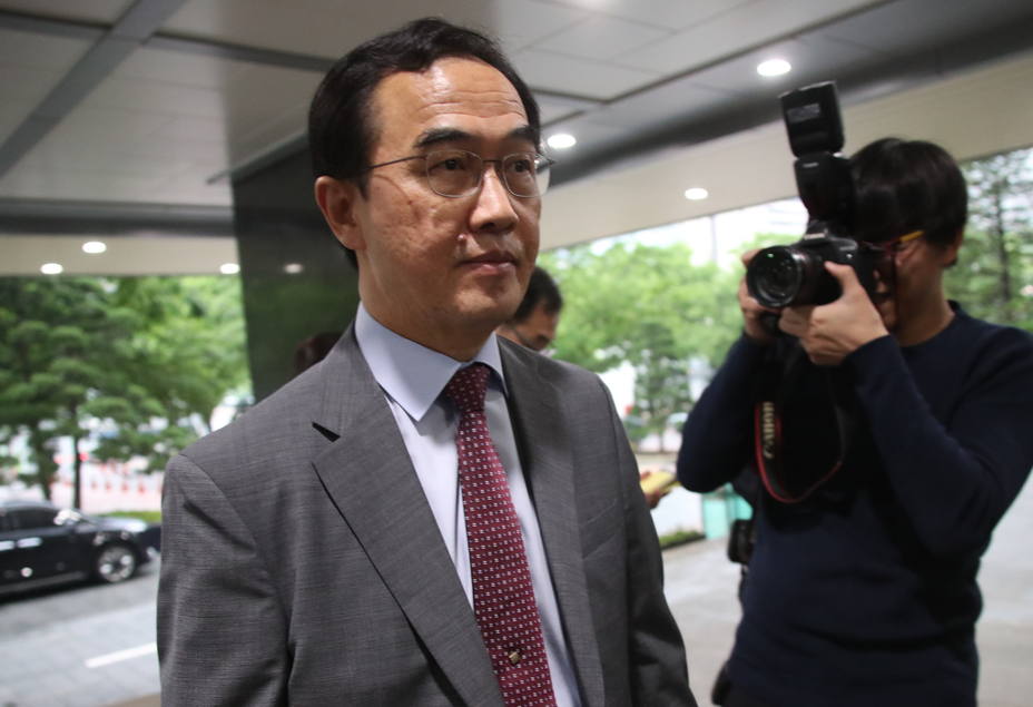El ministro de Unificación de Corea del Sur, Cho Myoung-gyon, llega a la oficina de su ministerio en Seúl