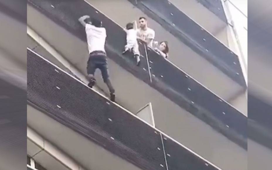 Escala cuatro pisos para salvar a un niño suspendido en el vacío. Le Parisien
