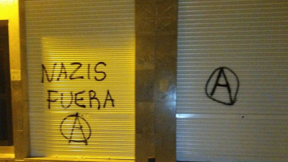 Pintadas de Nazis fuera en la segunda sede de Vox en Murcia