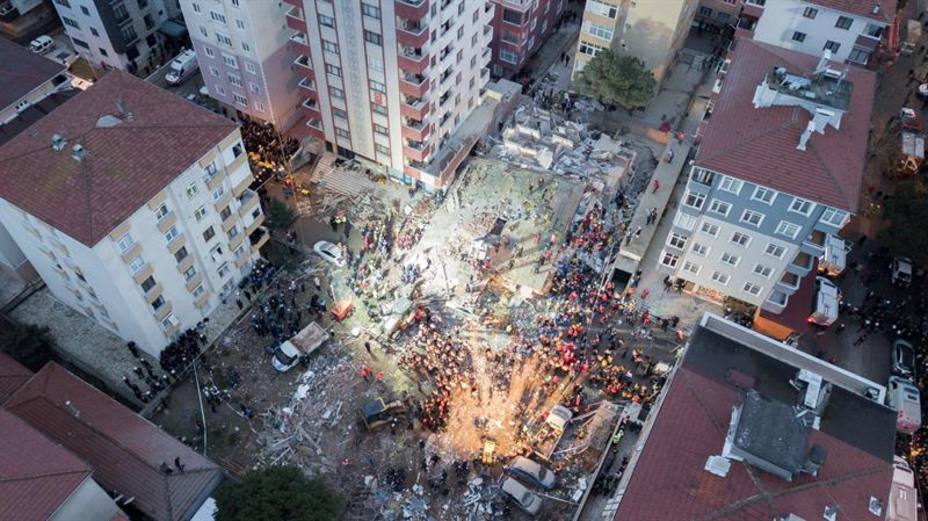 Al menos un muerto y cuatro heridos en Estambul por un derrumbe