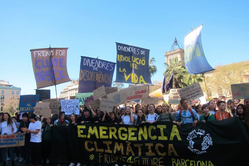 Más de 2.000 estudiantes marchan en Barcelona contra el cambio climático: Queremos futuro