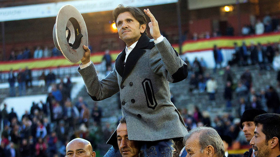 Diego Ventura en su salida a hombros este lunes en Castellón