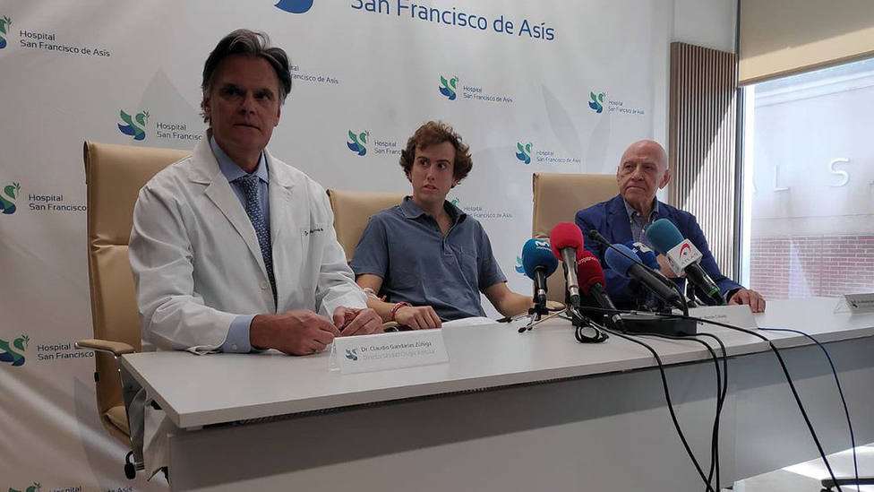 Román junto a los doctores Gandarias y García Padrós durante su comparecencia ante la prensa