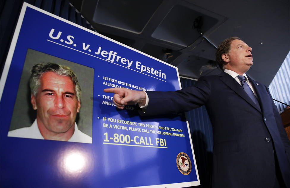 La autopsia revela que Jeffrey Epstein tenía varios huesos rotos en el cuello