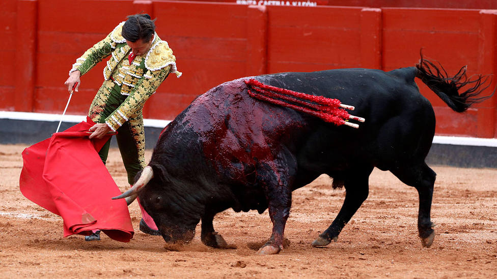 Trincherilla de Diego Urdiales al primer toro de Montalvo al que cortó una oreja en Salamanca