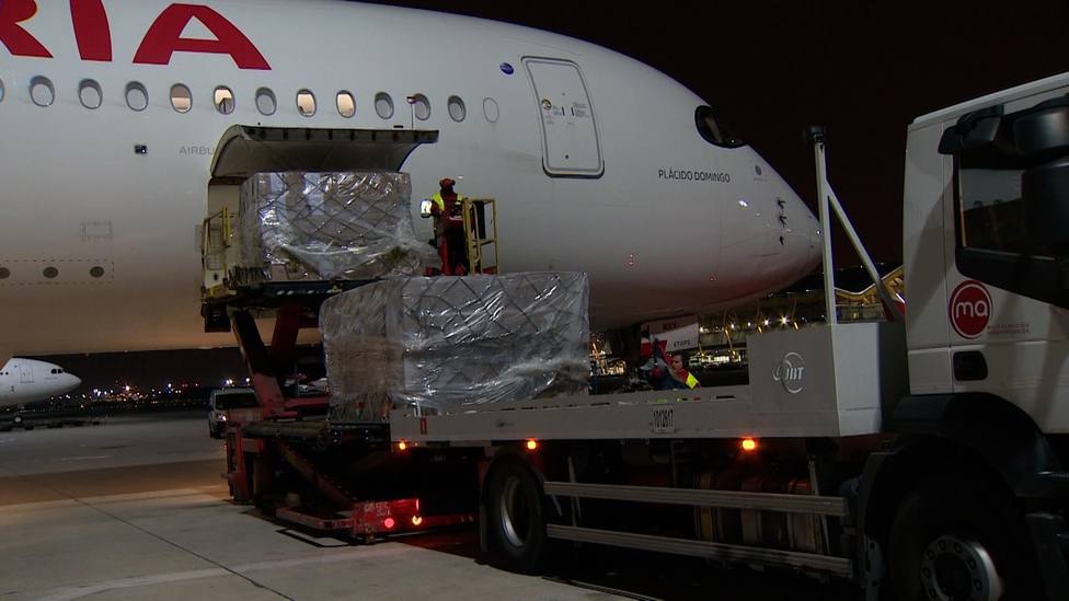 Los aeropuertos españoles reciben 48 aviones cargados con material sanitario