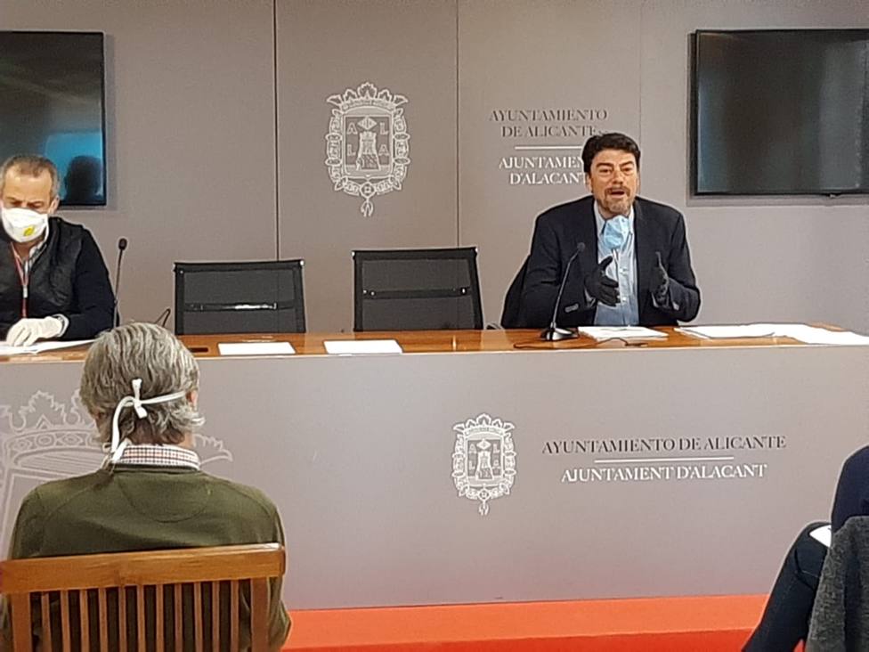 El alcalde de Alicante Luis Barcala en rueda de prensa (Ayuntamiento)