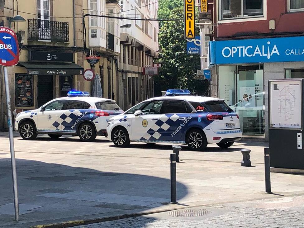 Foto de archivo de dos vehículos de la Policía Local de Ferrol