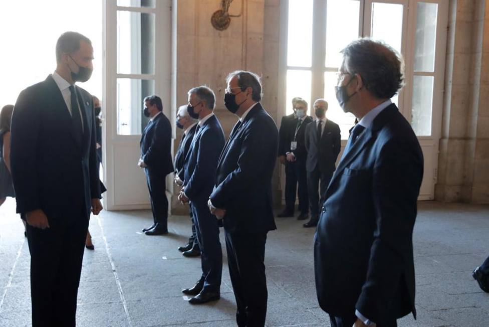 El rey Felipe VI saluda a los presidentes del Gobierno Vasco Iñigo Urkullu, Generalitat de Cataluña, Quim Torr