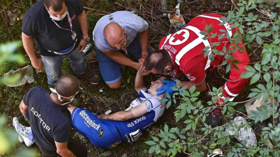 Evenepoel, rescatado tras caer en un barranco y llevado al hospital en Lombardía