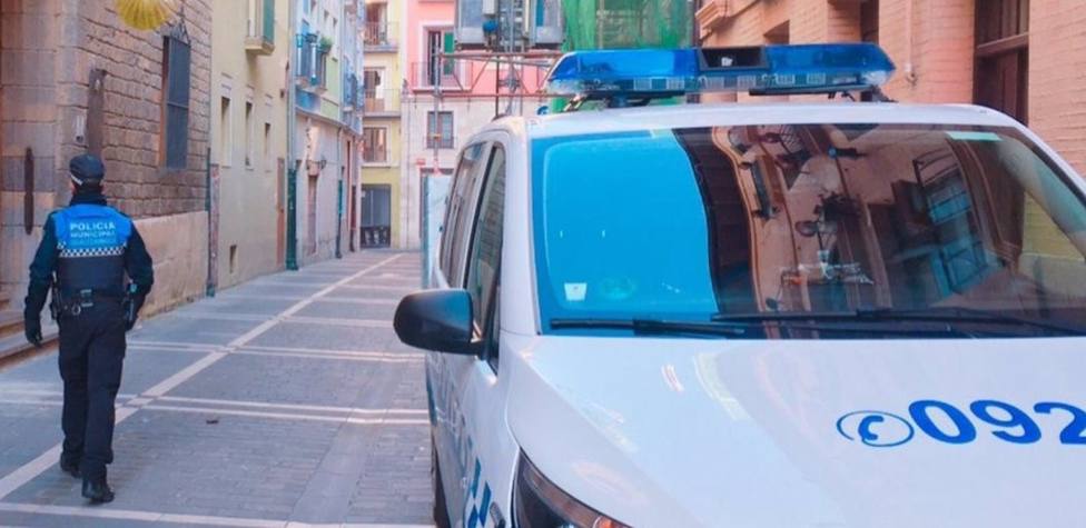 Un agente de PolicÃ­a Municipal en una calle de Pamplona