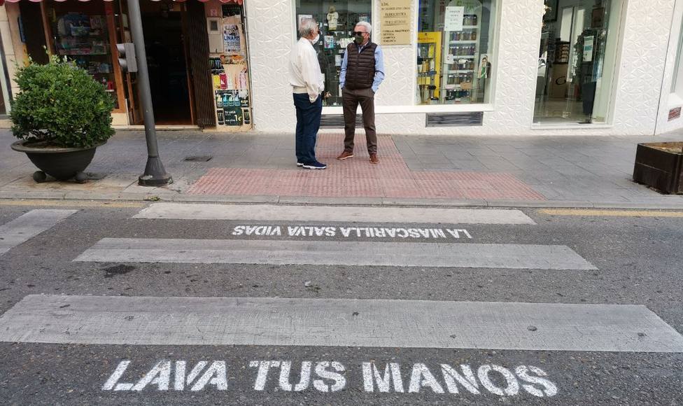 Mensajes de concienciación en los pasos de peatones de las zonas más transitadas de Linares
