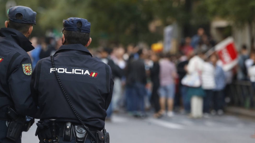 Unos jóvenes apedrean a la Policía en Melilla tras ser disueltos por quebrantar el toque de queda