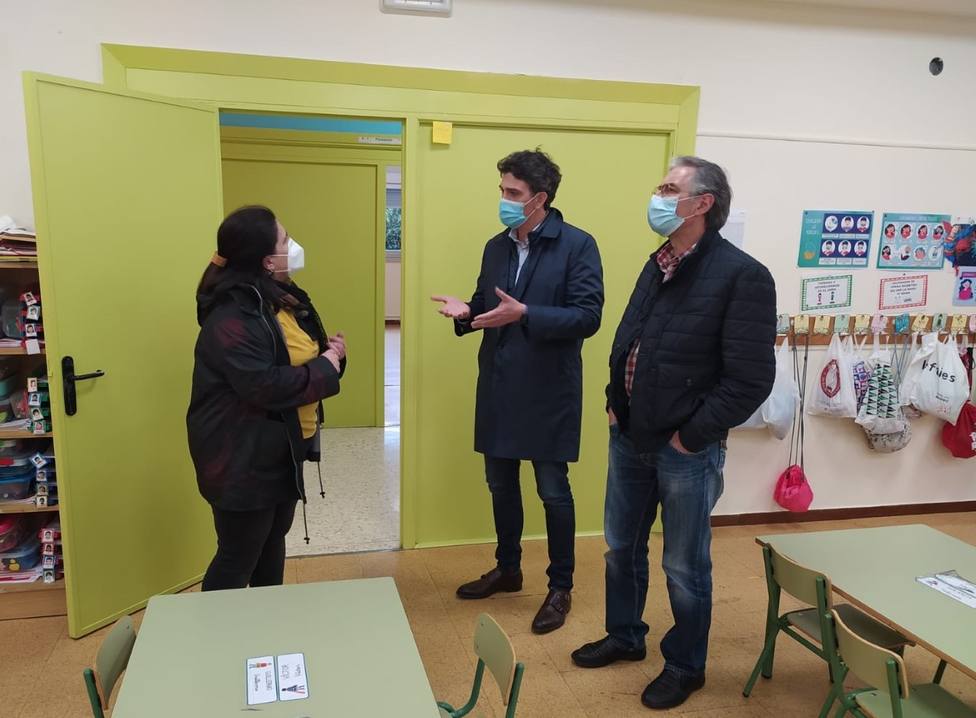 El delegado de la Xunta en Lugo, Javier Arias, visita las instalaciones reformadas del CEIP Álvaro Cunqueiro