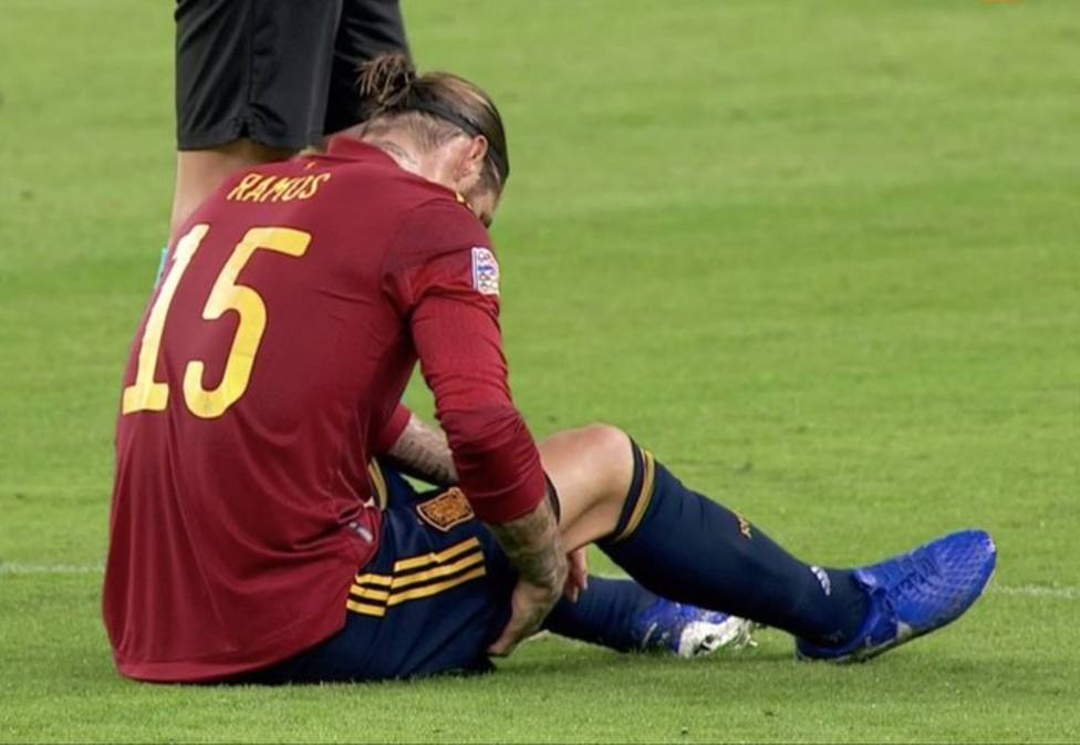 Sergio Ramos se retira antes del descanso por una molestia en el bíceps femoral