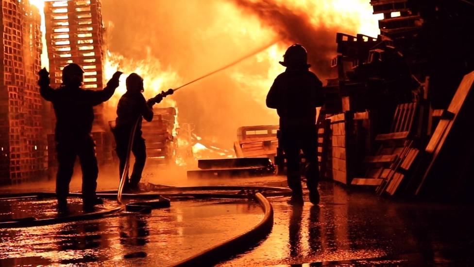 Imagen de archivo de los bomberos del Ayuntamiento de Alicante extinguiendo un incendio