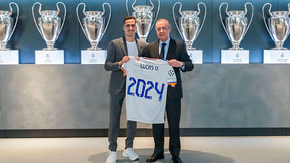 Lucas Vázquez, junto a Florentino Pérez tras firmar su renovación con el Real Madrid hasta 2024