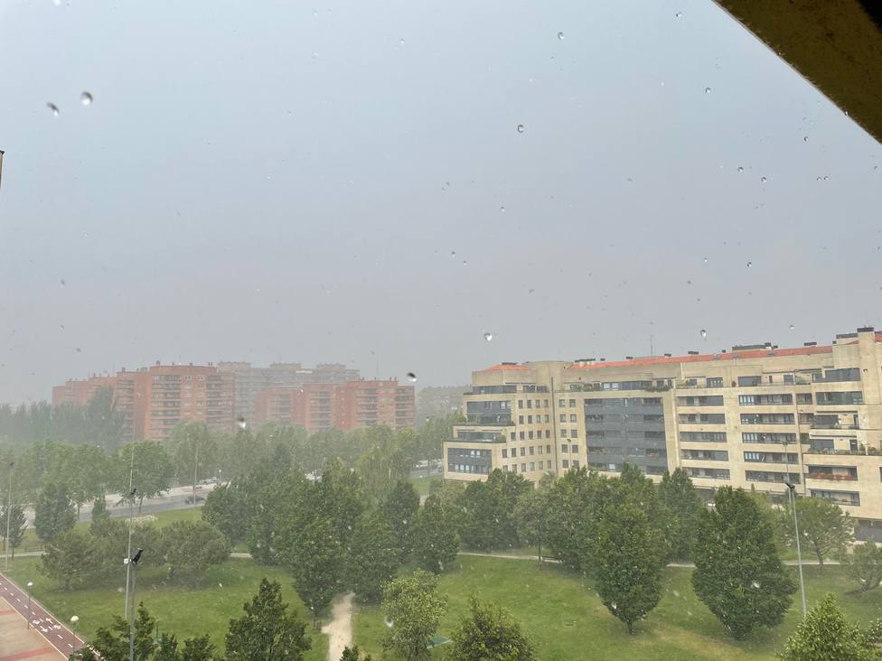La espectacular tormenta de agua y granizo sobre Logroño