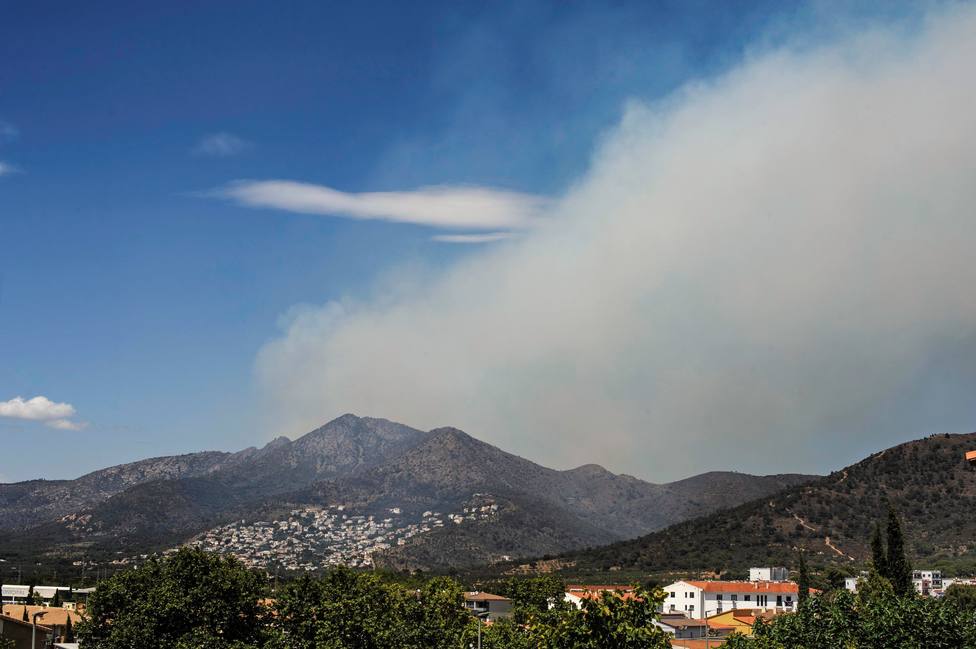 El incendio forestal de Llançà obliga a desalojar tres urbanizaciones