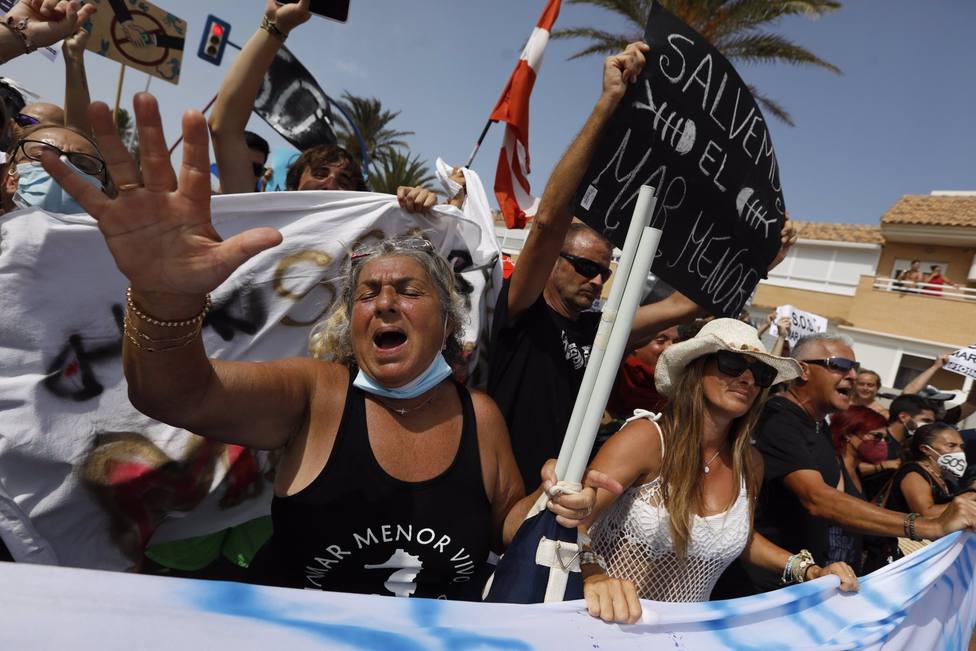 Vecinos y colectivos claman por la protecciÃ³n del Mar Menor durante la octava etapa de la Vuelta Ciclista a EspaÃ±a