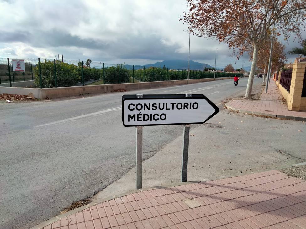 Lorca renueva la señalización horizontal en las inmediaciones del consultorio médico de Tercia