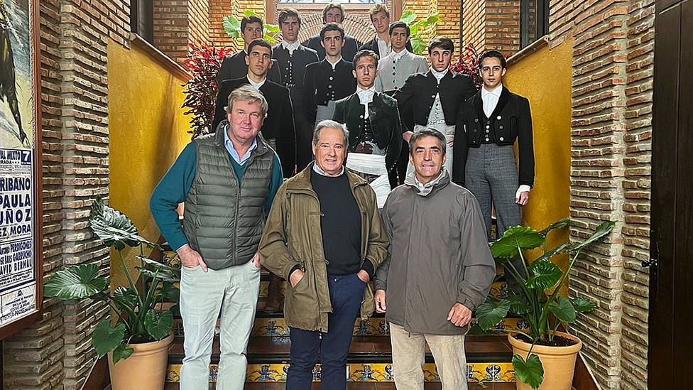 Fermín Bohórquez, Paco Ojeda y Victorino Martín junto a los novilleros del bolsín