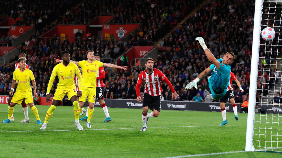 Joel Matip marca un gol ante el Southampton en la penúltima jornada de la Premier League
