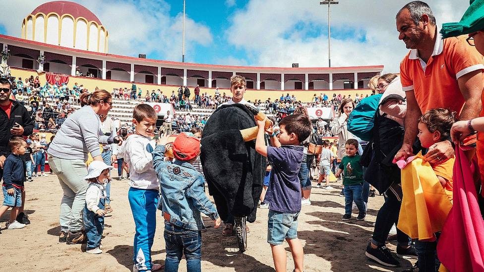 Los más pequeños jugaron al toro en las Sanjoaninas de Isla Terceira