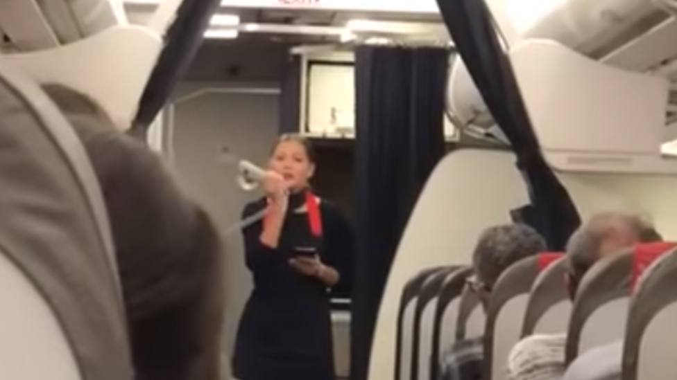 La azafata que se ha hecho viral cantando en su vuelo