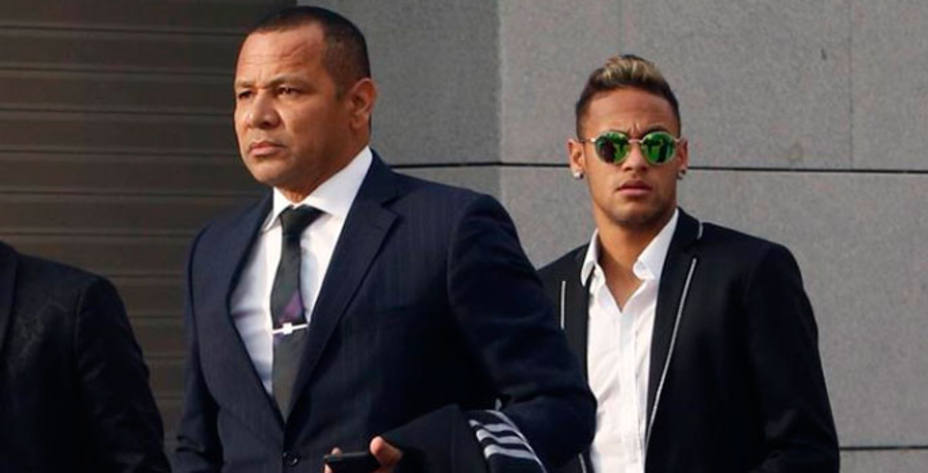 Neymar y su padre a la salida del Tribunal. - EFE