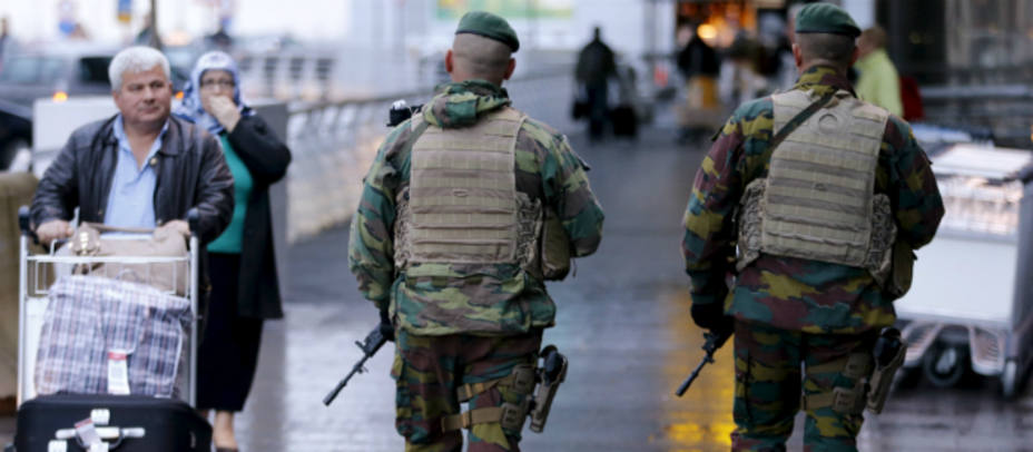 Soldados belgas patrullan las calles de Bruselas. REUTERS/Francois Lenoir