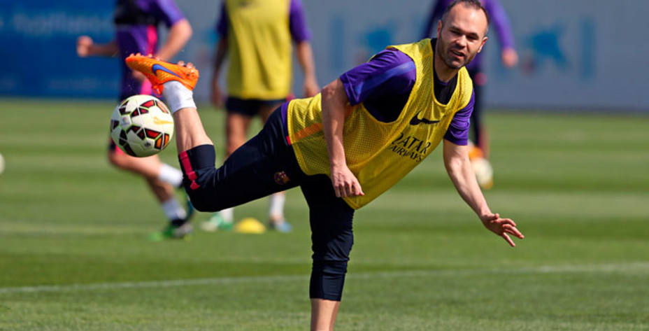 Iniesta, durante el entrenamiento del Barça. (Reuters)
