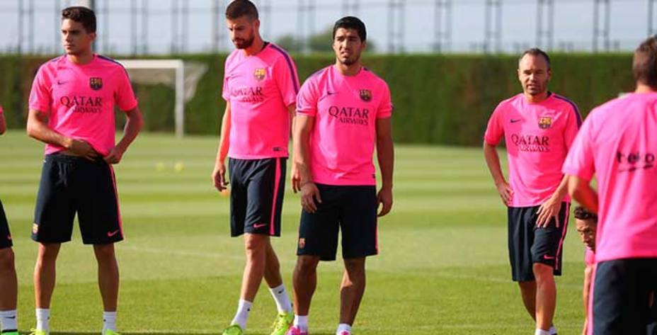 Luis Suárez junto a sus compañeros de equipo en el entrenamiento de este viernes. (FCBarcelona)