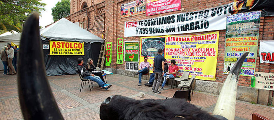 Los novilleros en huelga siguen apostados a las puertas de La Santamaría. EFE