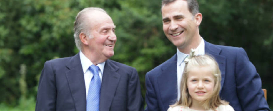 Rey Don Juan Carlos junto al príncipe Felipe y a su primogénita. Casa de S.M. el Rey / Borja Fotógrafos