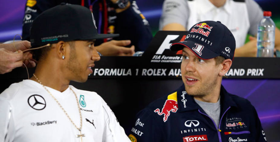 Vettel y Hamilton valoraron las opciones de sus equipos en el GP de Australia. Reuters.
