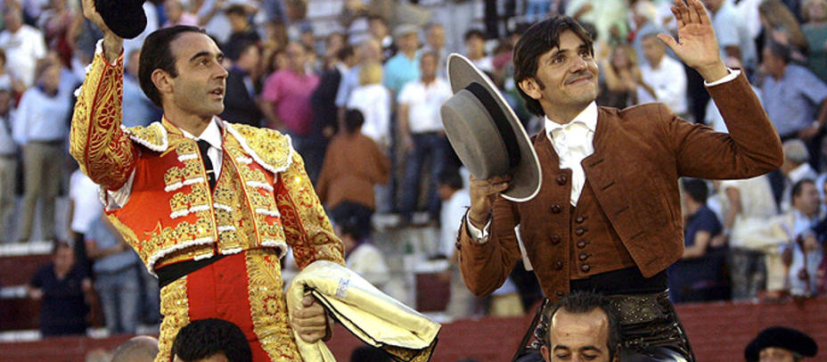 Ponce y Ventura en su salida a hombros este viernes en Guadalajara. EFE