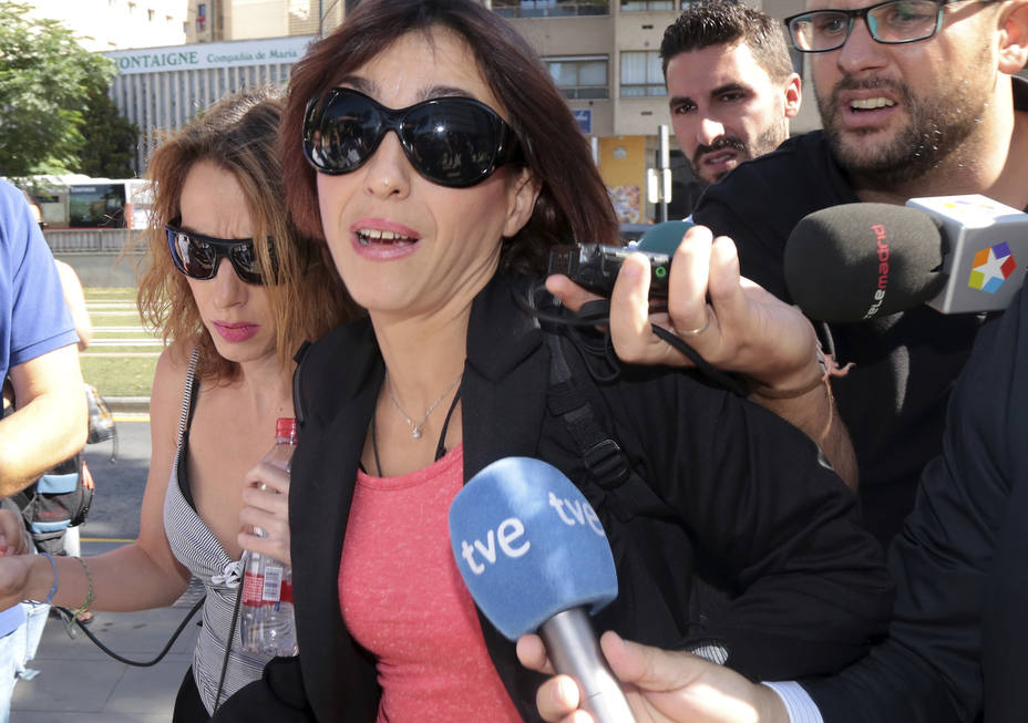 Juana Rivas a su llegada a los juzgados de Granada a declarar. EFE