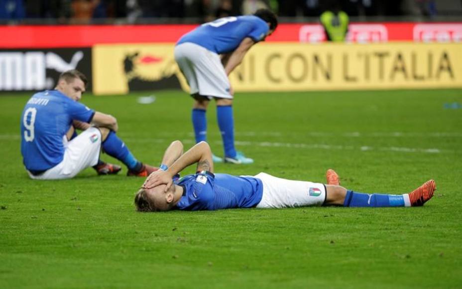 Foto del lunes de los futbolistas de Italia lamentÃ¡ndose tras la eliminaciÃ³n al Mundial 2018