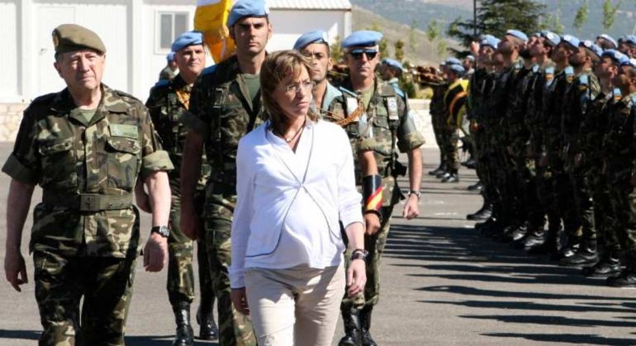 La exministra de Defensa, Carme Chacón pasando lista a las tropas españolas